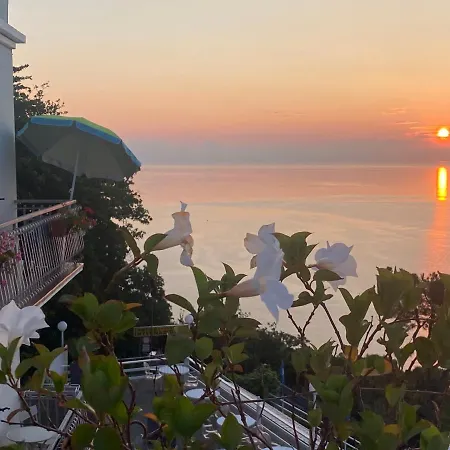 Camera Vista Mare Sunrise-Top Panorama in Sirolo Affittacamere *